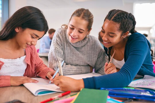 Students learning together at Campus Oraa